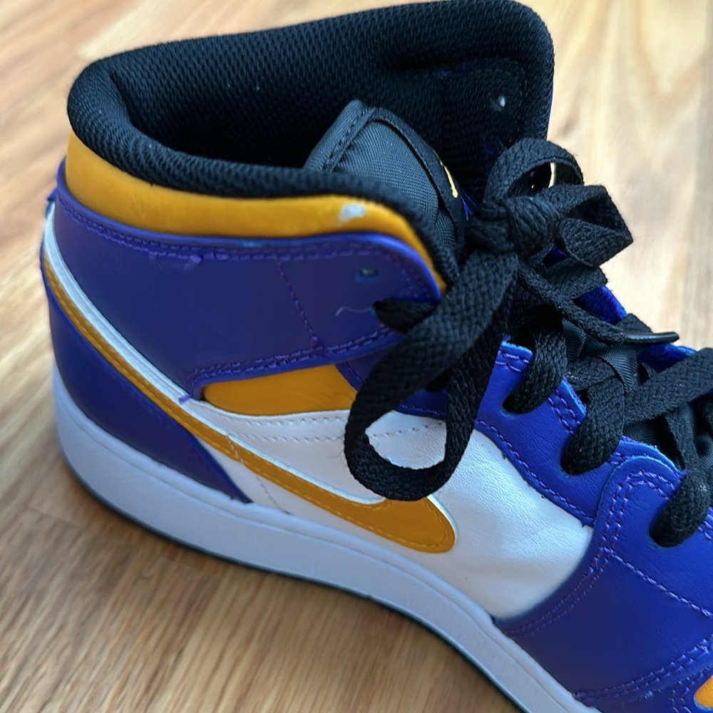 EUC Air Jordan 1 Mid - Lakers colors - Picture 8 of 10